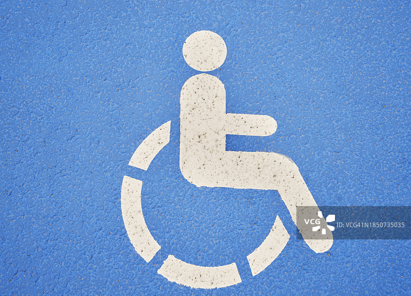 停车场地面上的蓝色轮椅人士标志（正面）图片素材