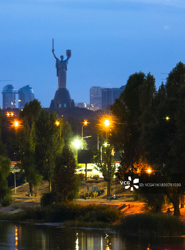 夜晚公园里的祖国母亲纪念碑图片素材