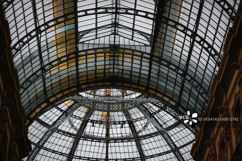 米兰埃马努埃莱二世长廊的玻璃穹顶图片素材