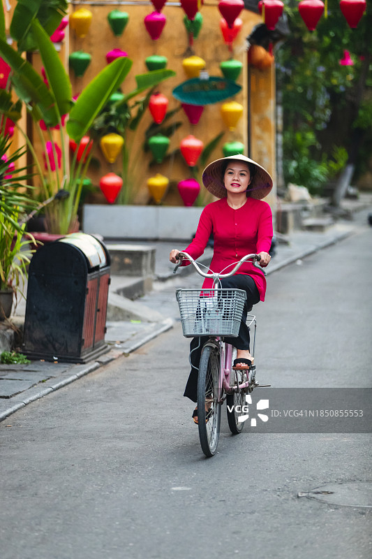 骑自行车的越南女人，越南会安古镇图片素材