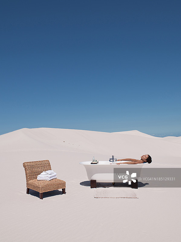 女人在户外泡澡图片素材