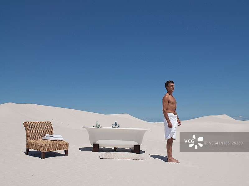 在户外洗澡的男人图片素材