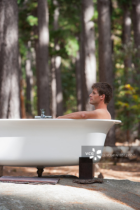 男人在树林里户外沐浴图片素材