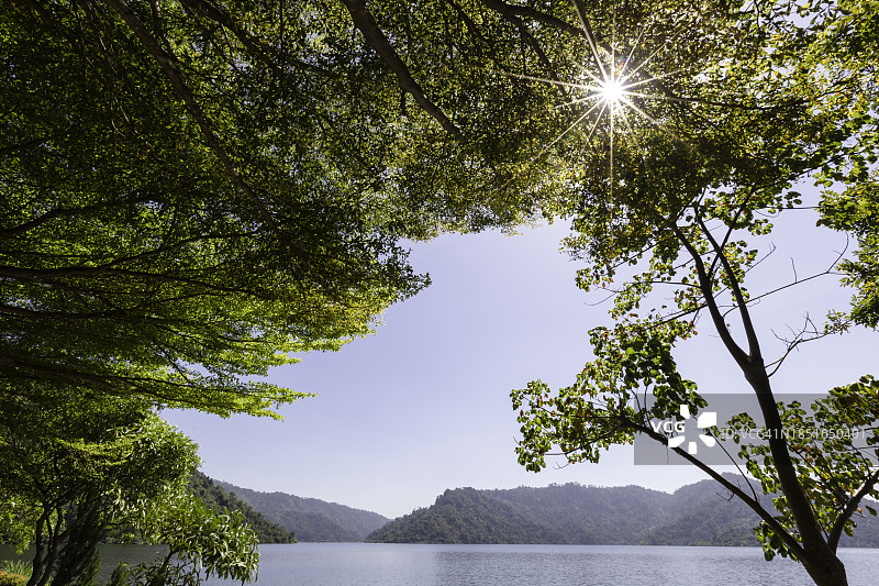 泰国那空那育府坤丹坝的湖光山色图片素材