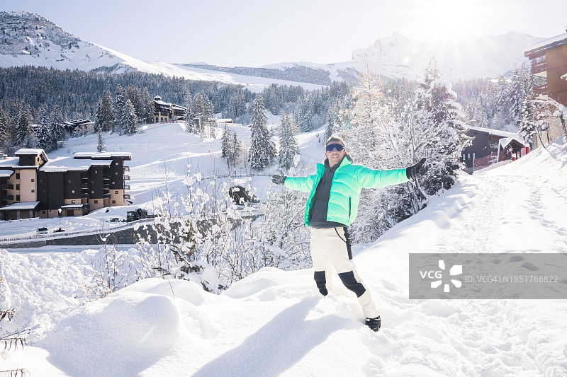 男子在法国阿尔卑斯山欣赏冬季雪景图片素材