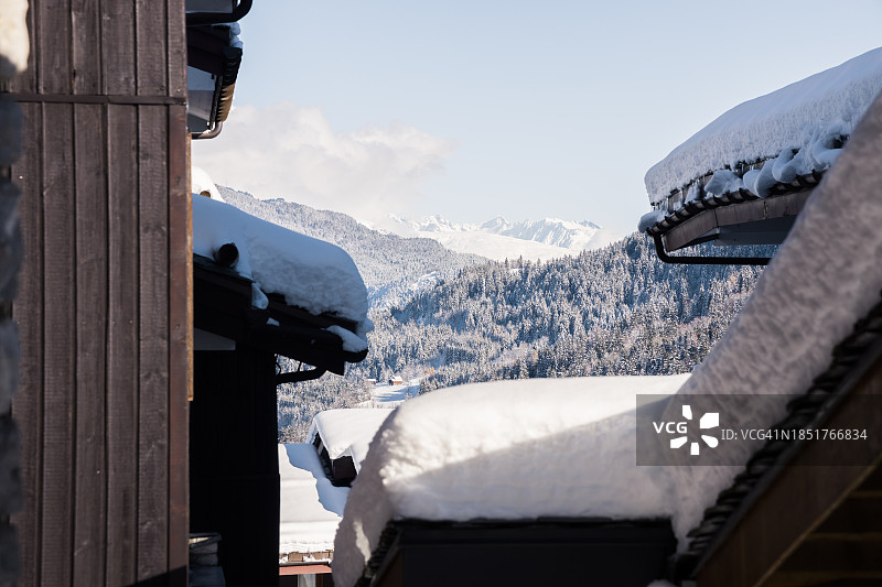 被白雪覆盖的法国阿尔卑斯小镇冬季仙境图片素材