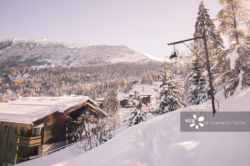 法国阿尔卑斯小镇被深雪覆盖的冬季仙境图片素材