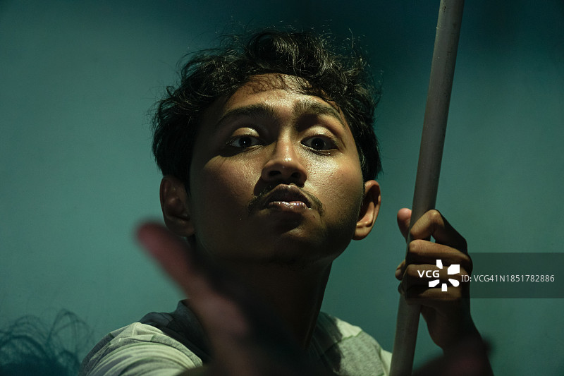 俱乐部表演中傲慢表情的男人们图片素材