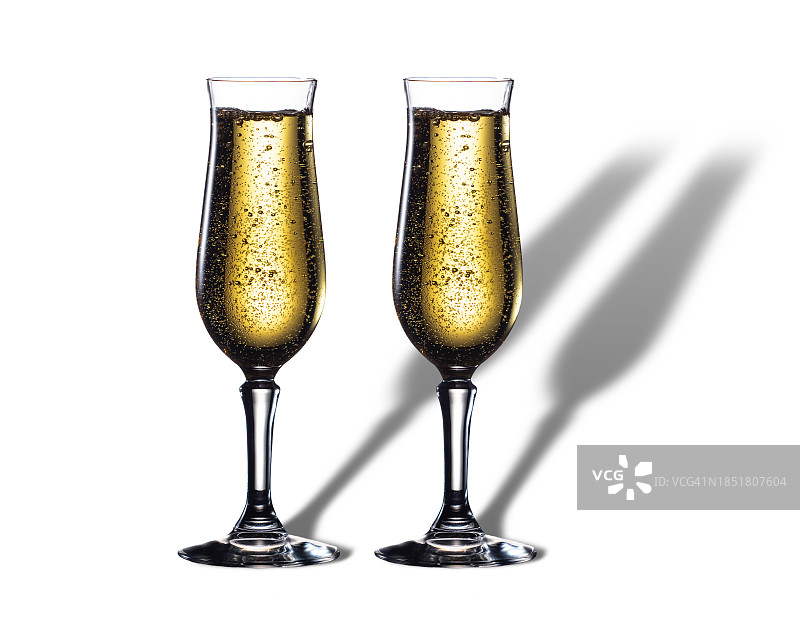 白色背景下两杯香槟中气泡的长阴影特写图片素材