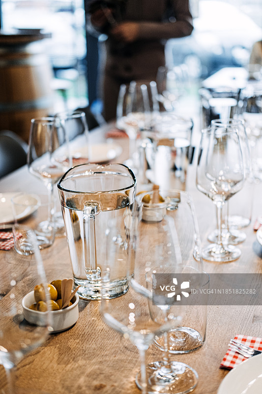 舒适葡萄酒商店的品酒活动空酒杯图片素材