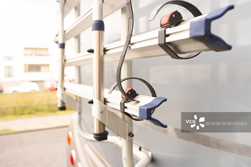 停在路边的带自行车架的露营车图片素材