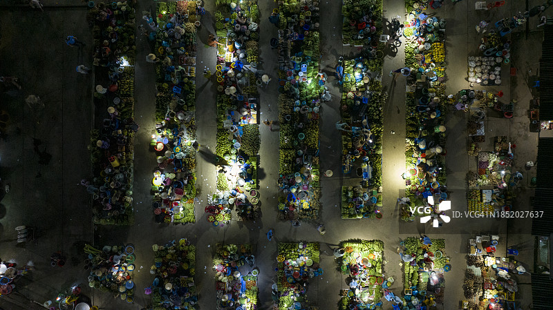 越南湄公河三角洲户外夜市鸟瞰图片素材