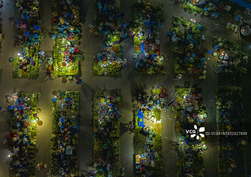 越南湄公河三角洲户外夜市鸟瞰图片素材