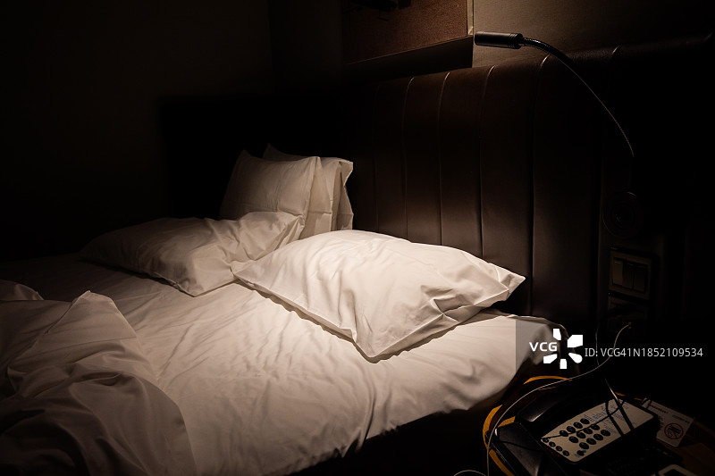 凌乱的床单图片素材