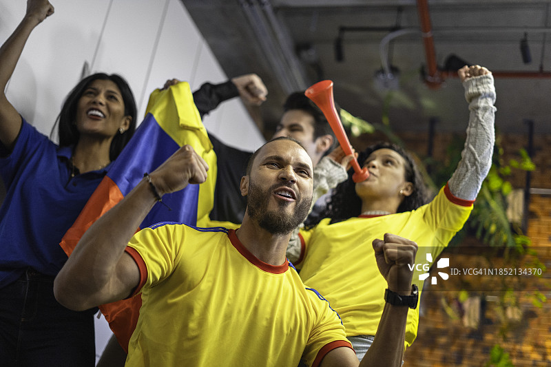 男女在办公室观看足球比赛图片素材