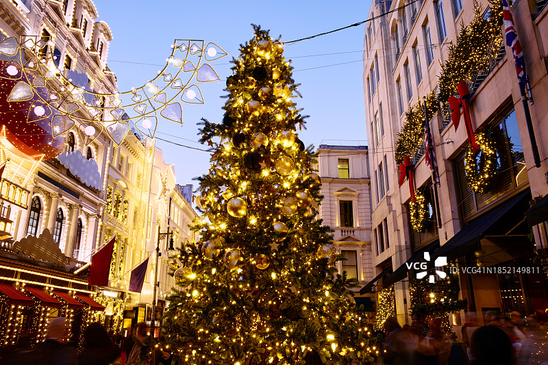 圣诞节期间伦敦繁忙的街道图片素材