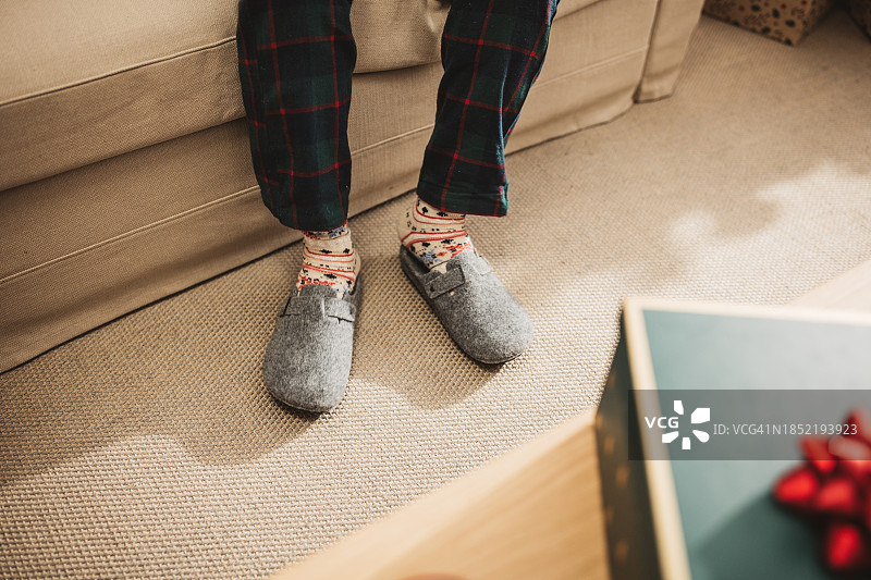 圣诞节从沙发上起身图片素材