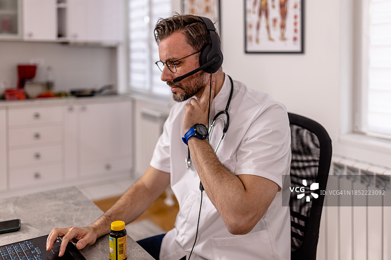 笔记本电脑在医疗保健中的应用图片素材