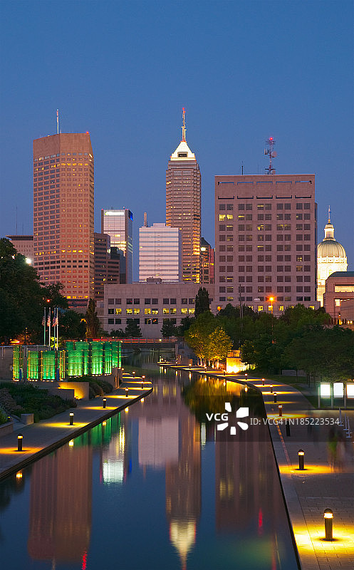 黄昏时分的印第安纳波利斯天际线和运河图片素材