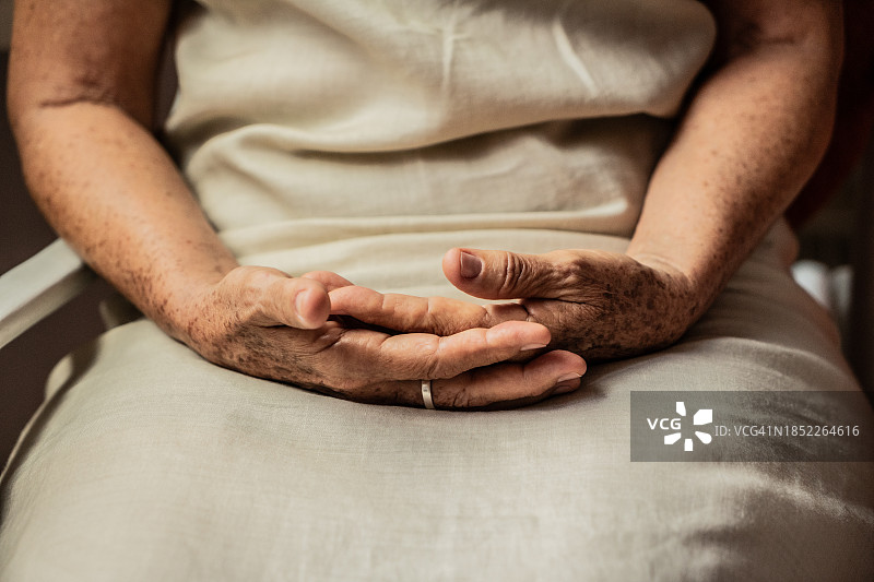 年长的女人的双手叠放在一起的特写图片素材