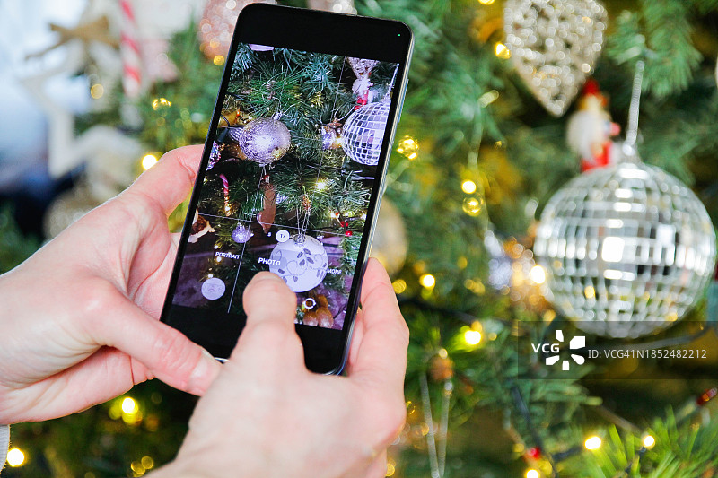 拍摄圣诞树照片图片素材