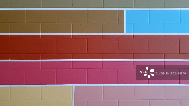 绘有鲜艳色彩几何条纹的墙壁图片素材