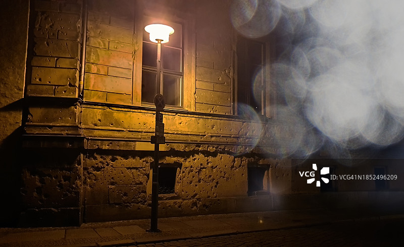 东柏林破旧老建筑上的街灯图片素材