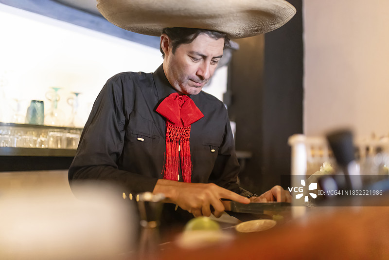 墨西哥调酒师正在调制饮品图片素材