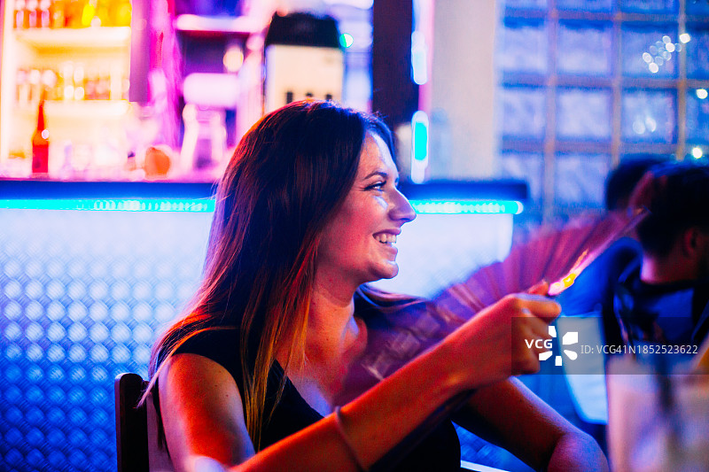 迪斯科舞厅中的女性与霓虹灯图片素材