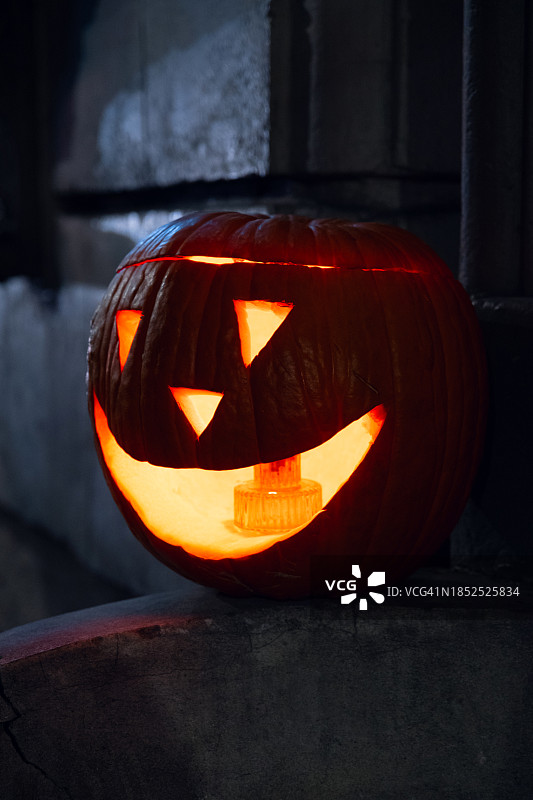 户外夜晚发光的万圣节雕刻南瓜图片素材