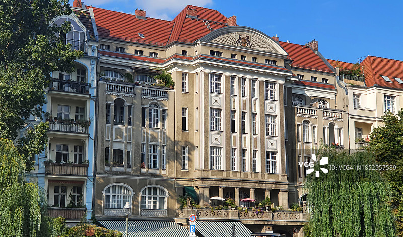 德国柏林克罗伊茨贝格区，俯瞰兰德维尔运河的美丽住宅楼图片素材