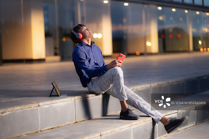 傍晚的孤独：厄瓜多尔学生的反思时刻图片素材