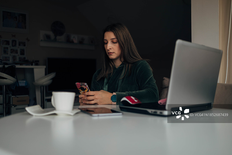 女人被无线设备包围，在家完成工作图片素材