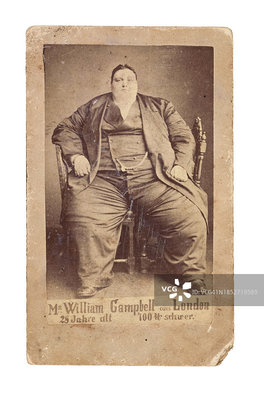 肥胖男子坐在19世纪椅子上的肖像图片素材