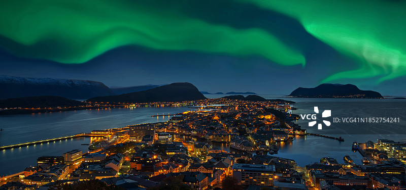 绚丽的绿色北极光照亮奥勒松市的俯视图图片素材