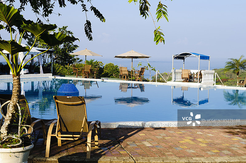泳池边的躺椅和遮阳伞图片素材