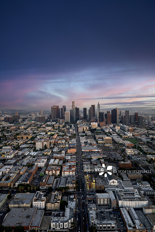 蓝色时刻洛杉矶市中心的美妙直升机视角图片素材