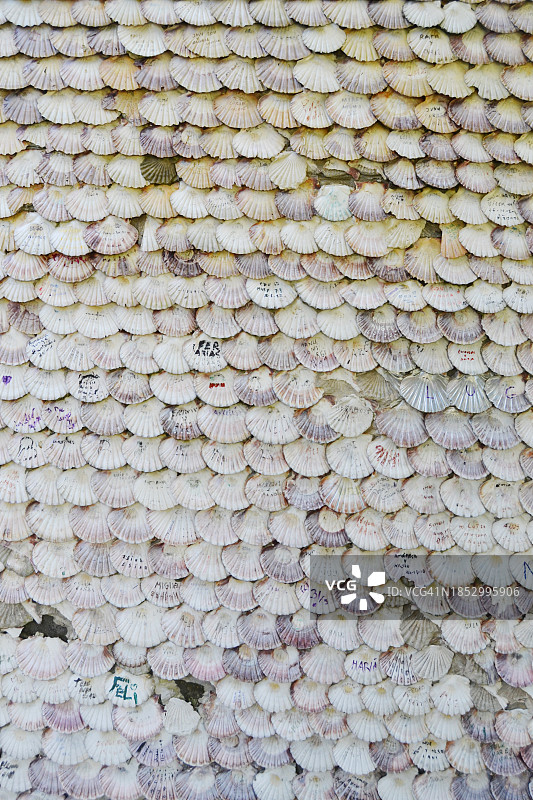 特写：西班牙加利西亚蓬特韦德拉拉托哈岛上的圣卡拉兰皮奥教堂图片素材