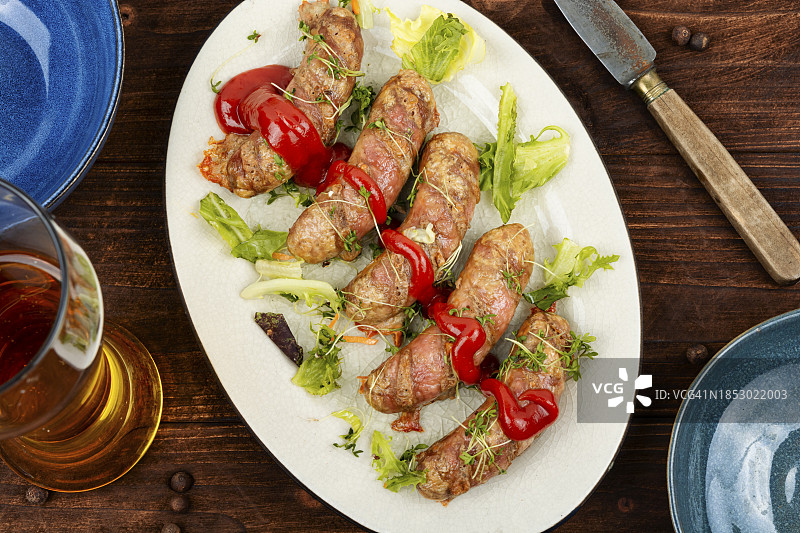 餐桌上盘子里食物的高角度视角图片素材