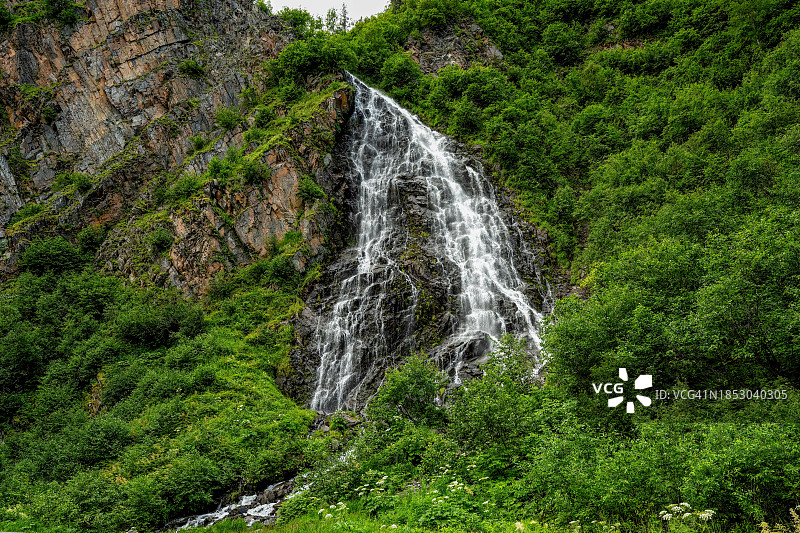 森林中瀑布的美景图片素材