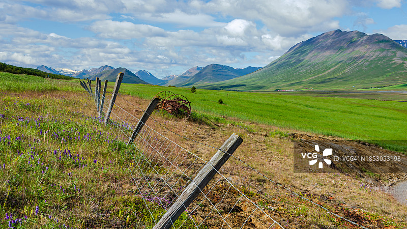 天空衬托下的田野风景图片素材