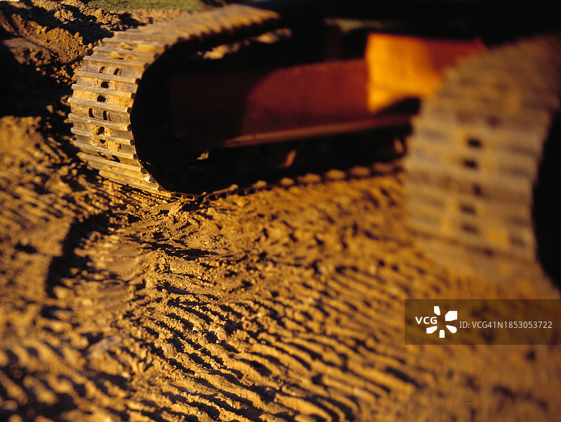 夕阳下推土机履带印记图片素材