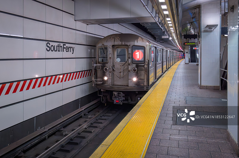 1号线列车抵达曼哈顿南端南渡轮站终点，靠近史泰登岛渡轮码头图片素材