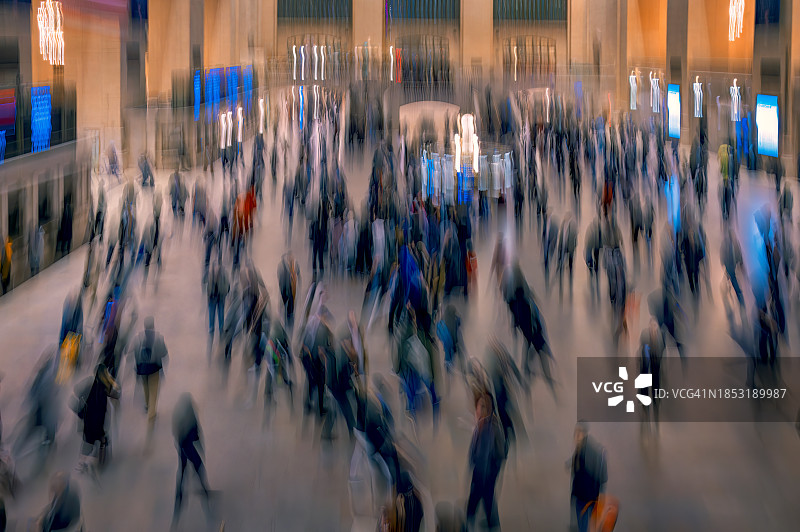 在曼哈顿中央车站，相机移动营造出人们在广场上移动的动感图片素材