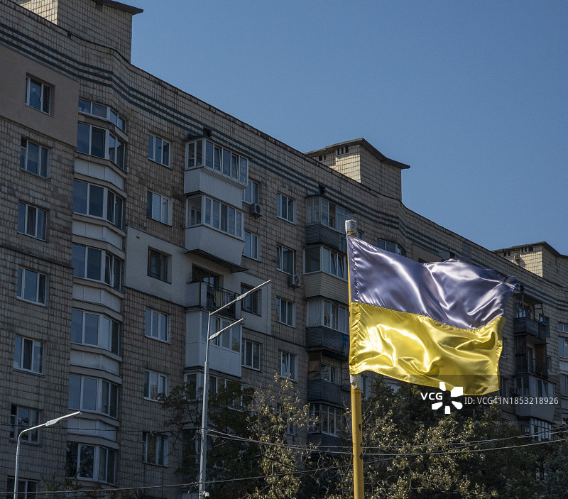 乌克兰国旗在风中飘扬，住宅区场景图片素材