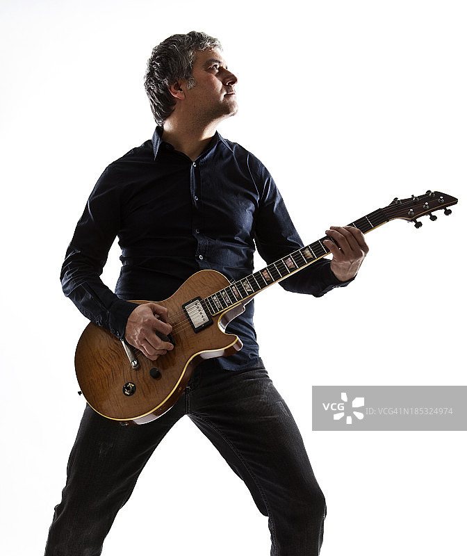 成年男人弹吉他图片素材