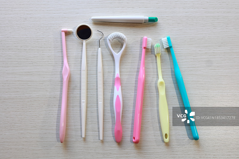 口腔卫生套装：牙刷、刮舌器、口腔镜图片素材
