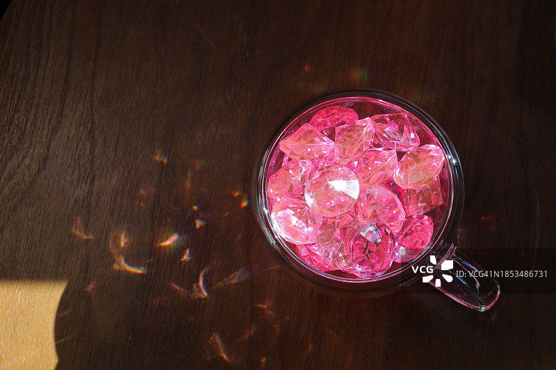 咖啡杯中的玩具宝石、钻石、水晶、玻璃和透明物图片素材