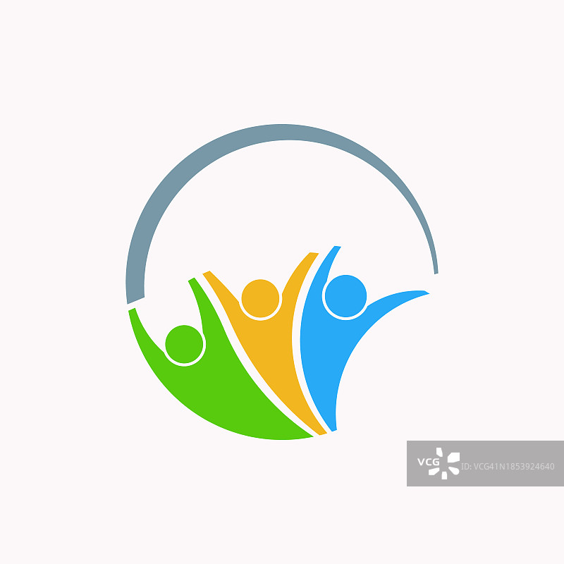 三个朋友举起手臂一同庆祝的标志性场景图片素材