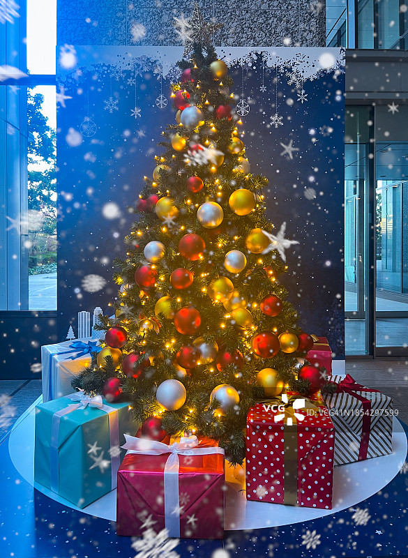 迷人的圣诞树与雪花图片素材